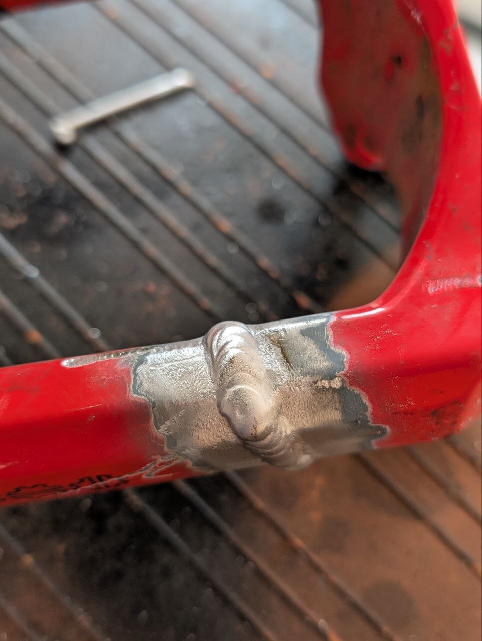 Soldadura terminada en basculante de aluminio de bicicleta