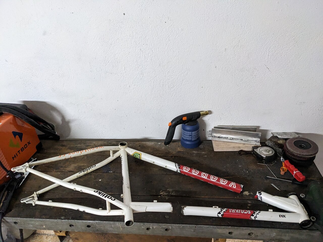 Cuadro de bicicleta de acero al carbono despiezado antes de restaurar