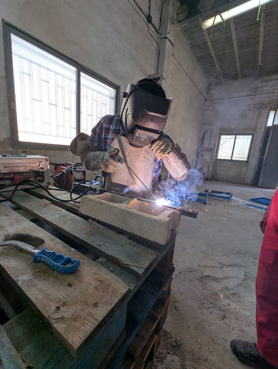 Práctica de soldadura SMAW en formación básica