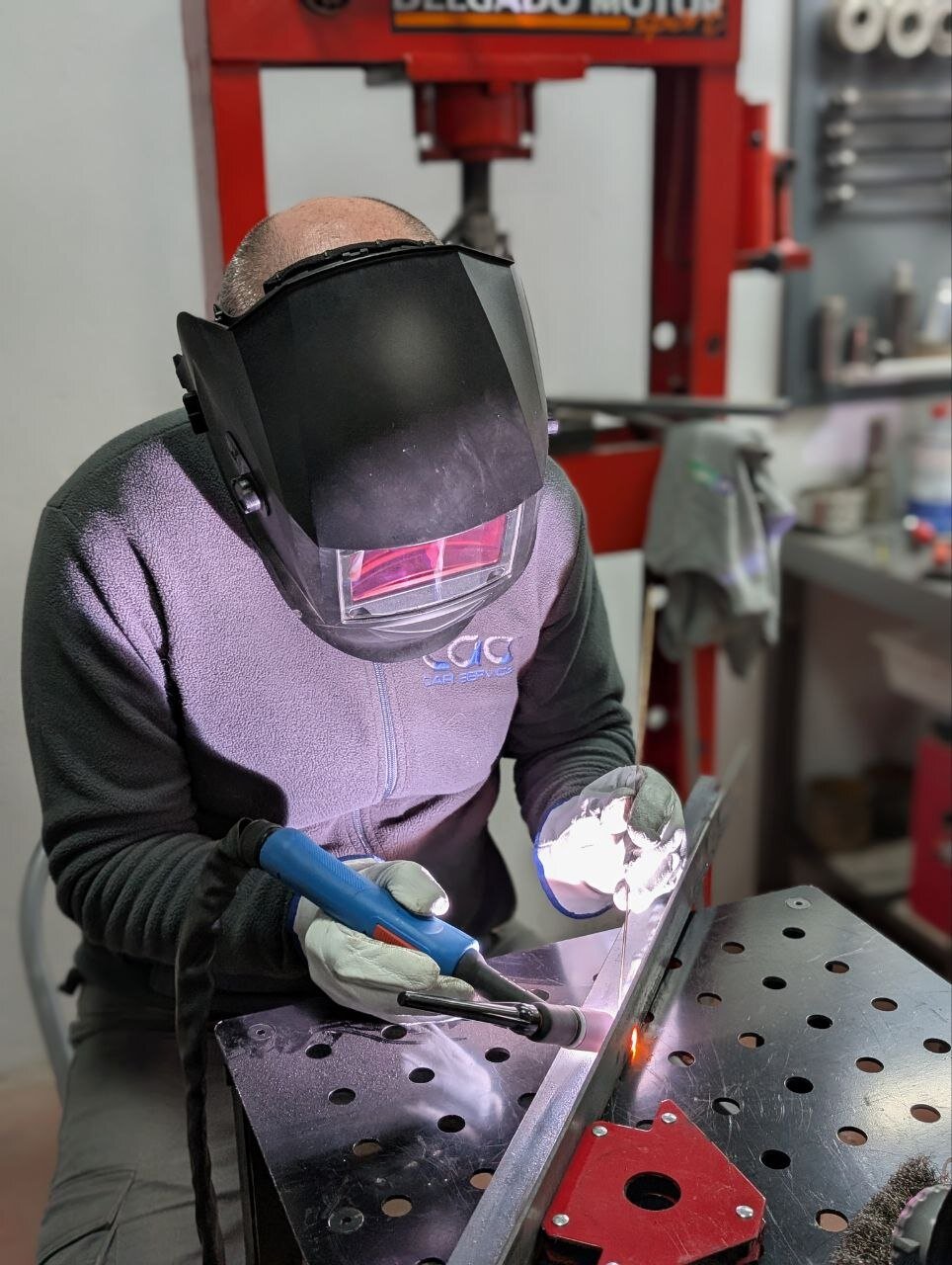 Práctica de soldadura TIG sobre perfil metálico en taller