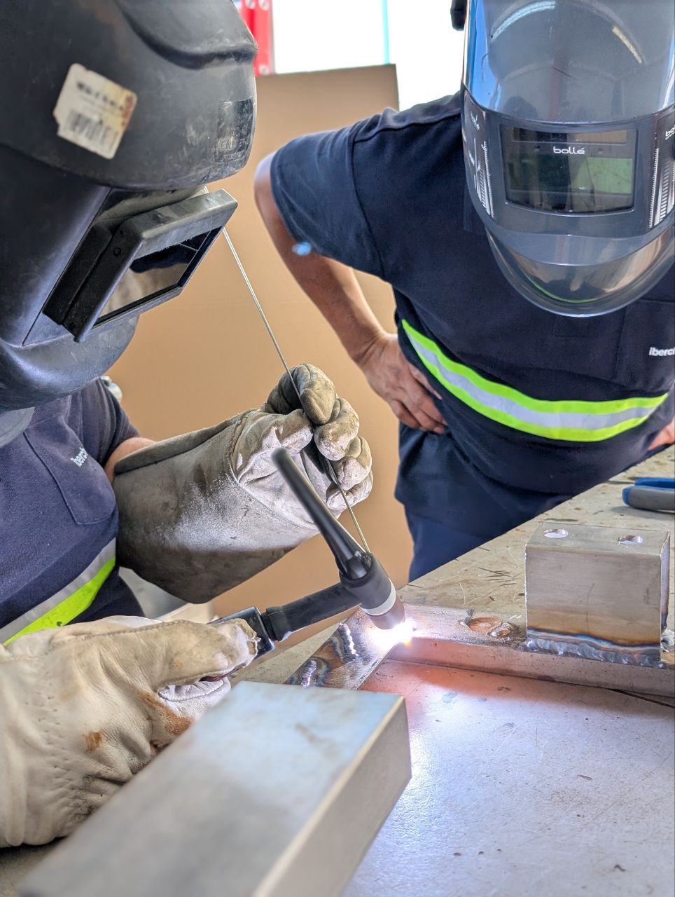 Práctica en grupo de soldadura TIG en acero inoxidable