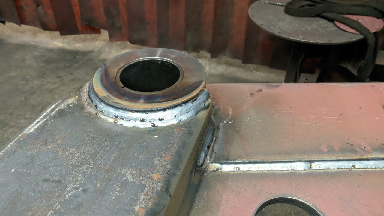 Soldadura circular en componente de maquinaria de acero al carbono