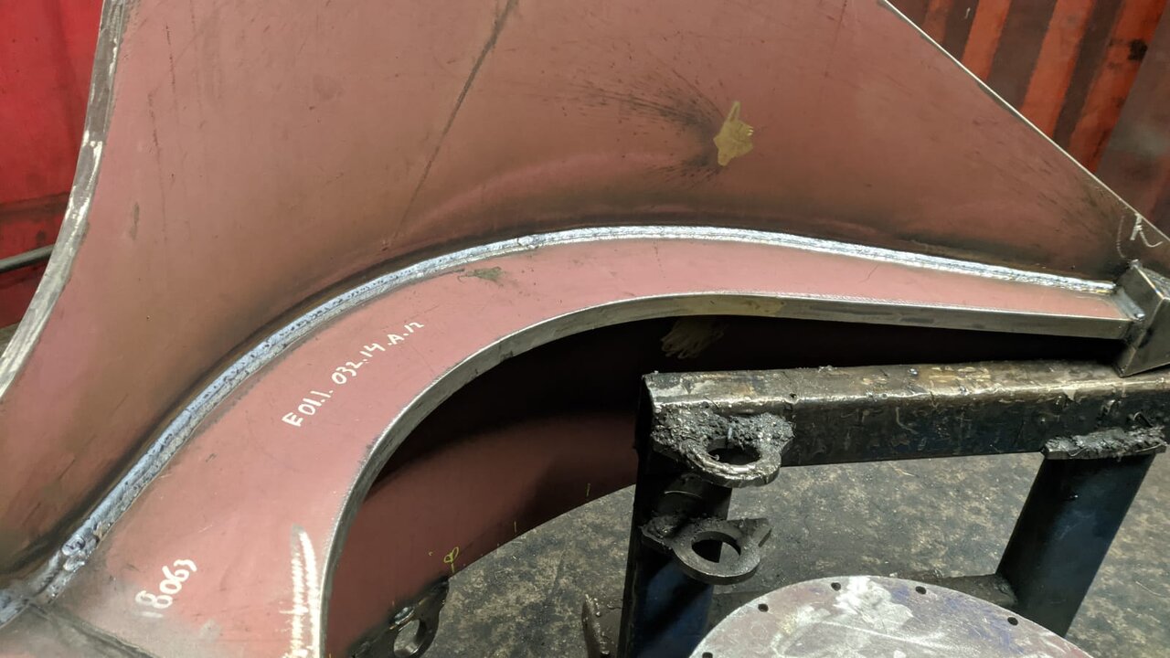 Soldadura curva en componente de maquinaria de acero al carbono