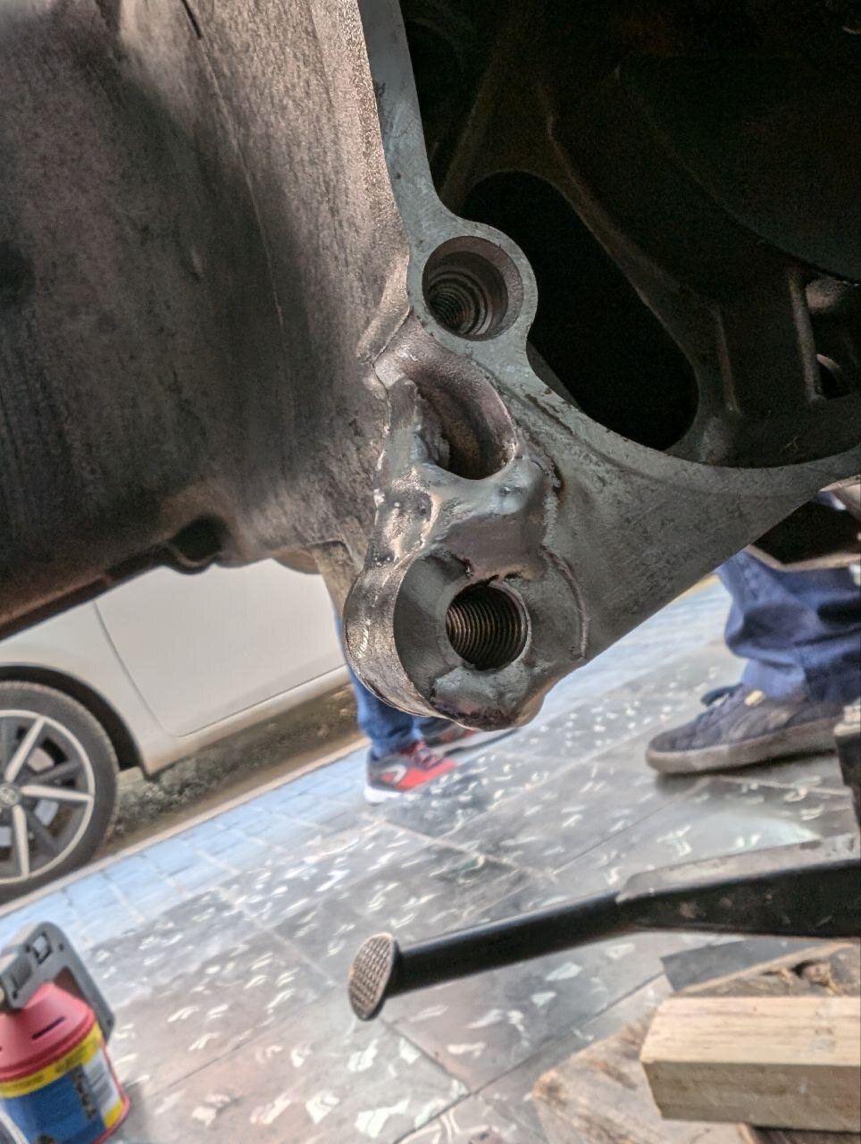 Soldadura de reparación en soporte de chasis de aluminio de motocicleta