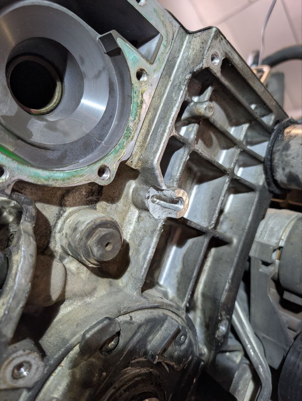 Soporte roscado reparado en bloque motor de coche