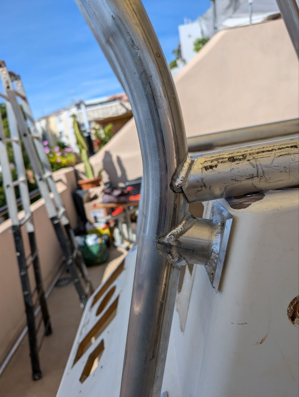 Detalle de soldadura en unión de estructura de puente