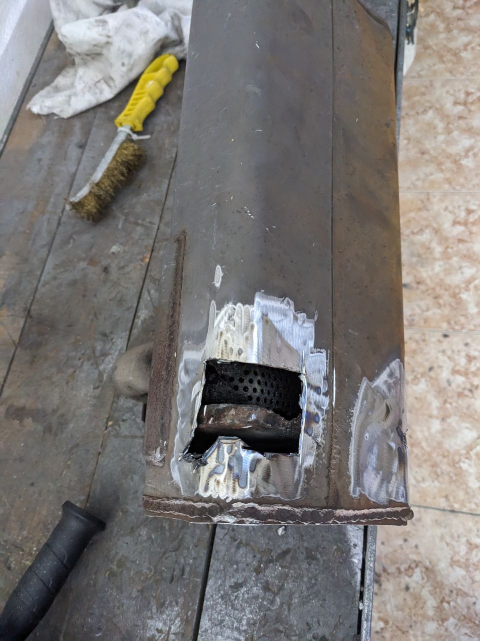 Reparación de silenciador en tubo de escape