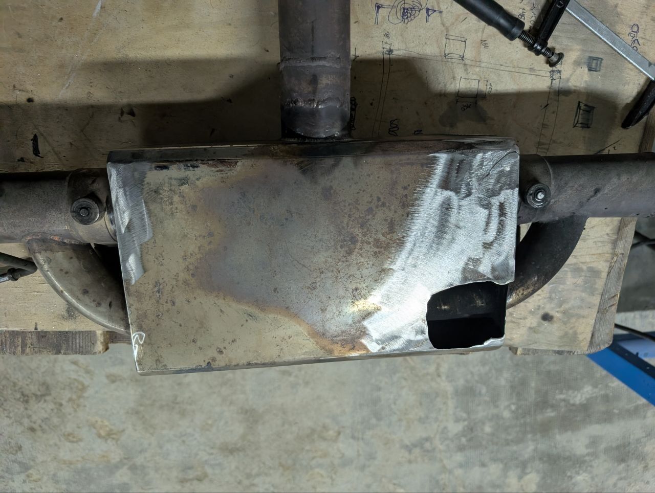 Caja de silenciador soldada en reparación de escape